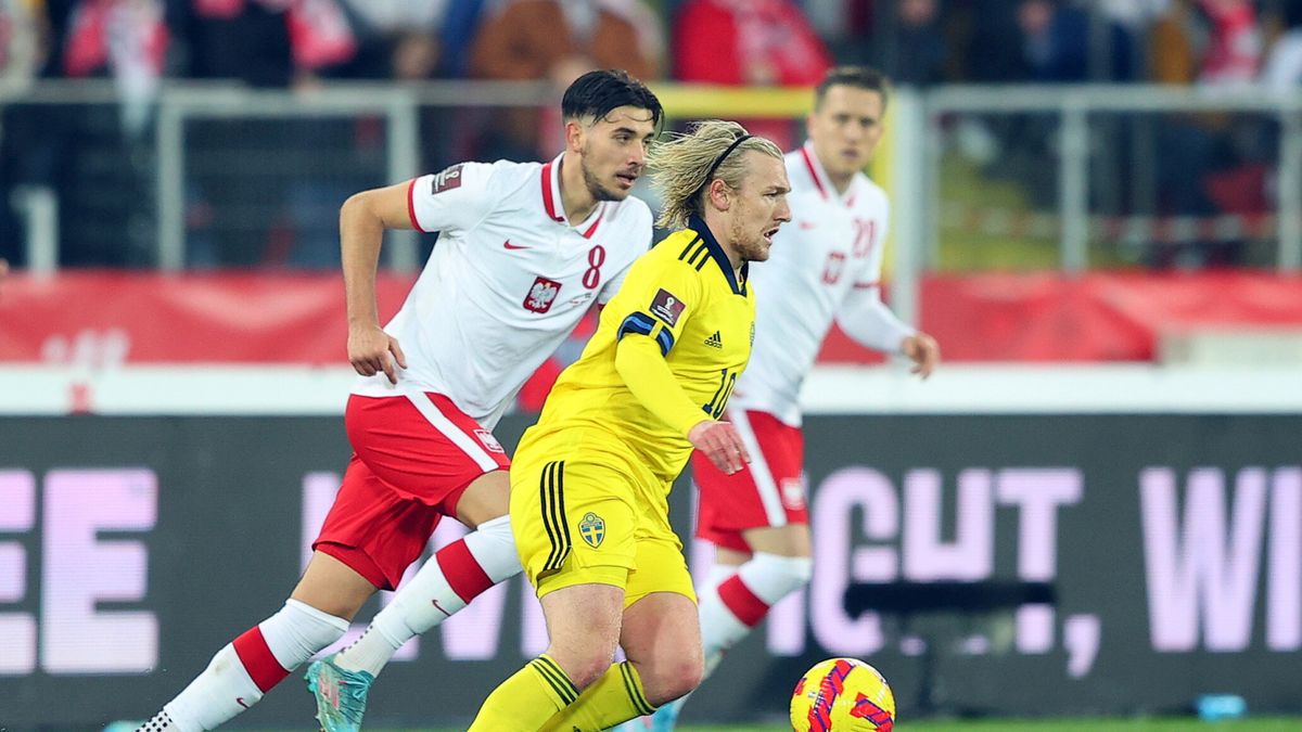 PAP / Łukasz Gągulski / Na zdjęciu od lewej: Jakub Moder i Emil Folsberg