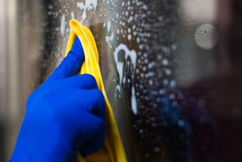 Dodaj do wody i wetrzyj w szyby. Okna będą lśnić tygodniami