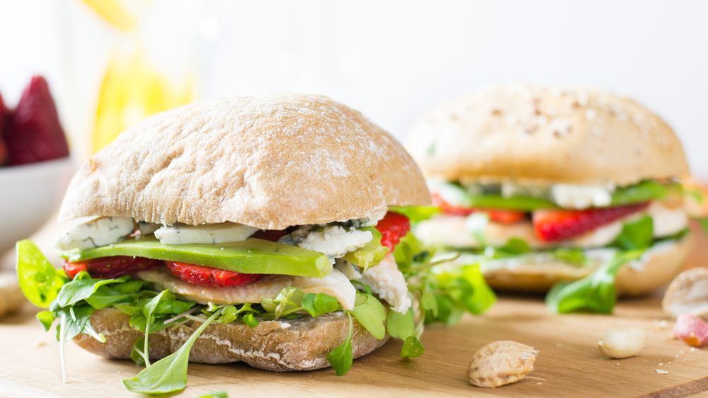 Kanapka na białym pieczywie z pieczonym kurczakiem, sałatą i pomidorem