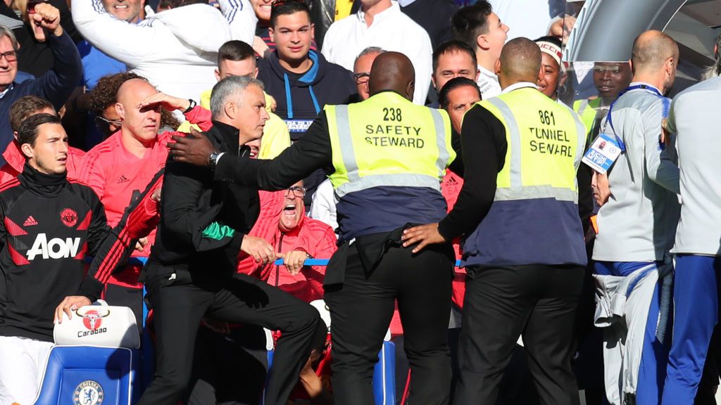 Getty Images / Catherine Ivill / Na zdjęciu: Jose Mourinho powstrzymywany przez służby porządkowe