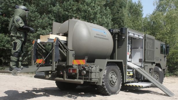 Pojazd saperski ATENA może transportować niebezpieczny ładunek o sile wybuchu odpowiadającej do 10 kg TNT.