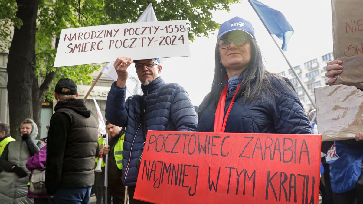 Protest pracowników Poczty Polskiej przed siedzibą Ministerstwa Aktywów Państwowych w Warszawie