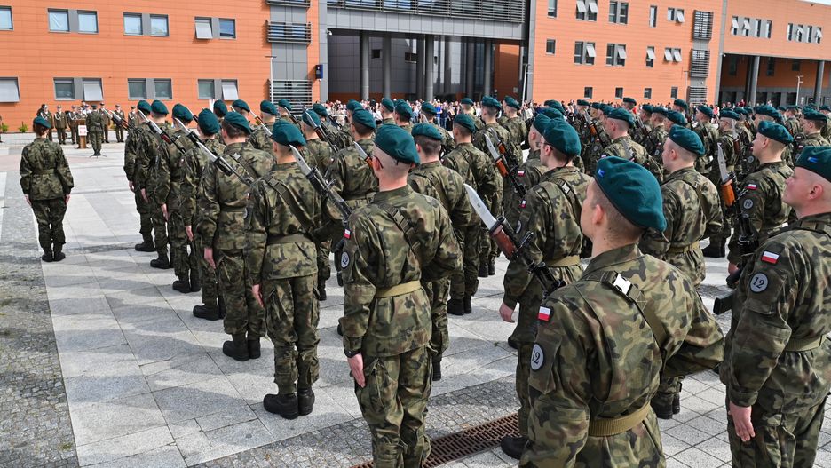 Przysi�ga wojskowa
Szczecin, 28.04.2024. Przysi�ga wojskowa ochotnik�w dobrowolnej zasadniczej s�u�by wojskowej z 12. Brygady Zmechanizowanej w Szczecinie, 28 bm. (mr) PAP/Marcin Bielecki
Marcin Bielecki
12. Brygada Zmechanizowana, dobrowolna zasadnicza s�u�ba wojskowa, ochotnicy, Przysi�ga wojskowa, wojsko, �o�nierze, przysi�ga przysi�gi, w szczecinie