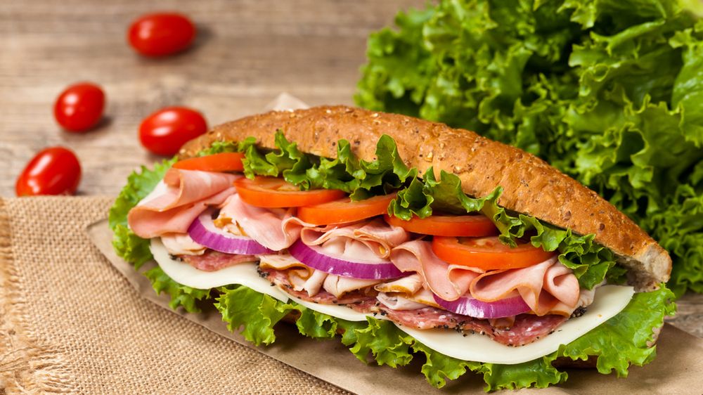 Kanapka na białym pieczywie z szynką, sałatą i pomidorem