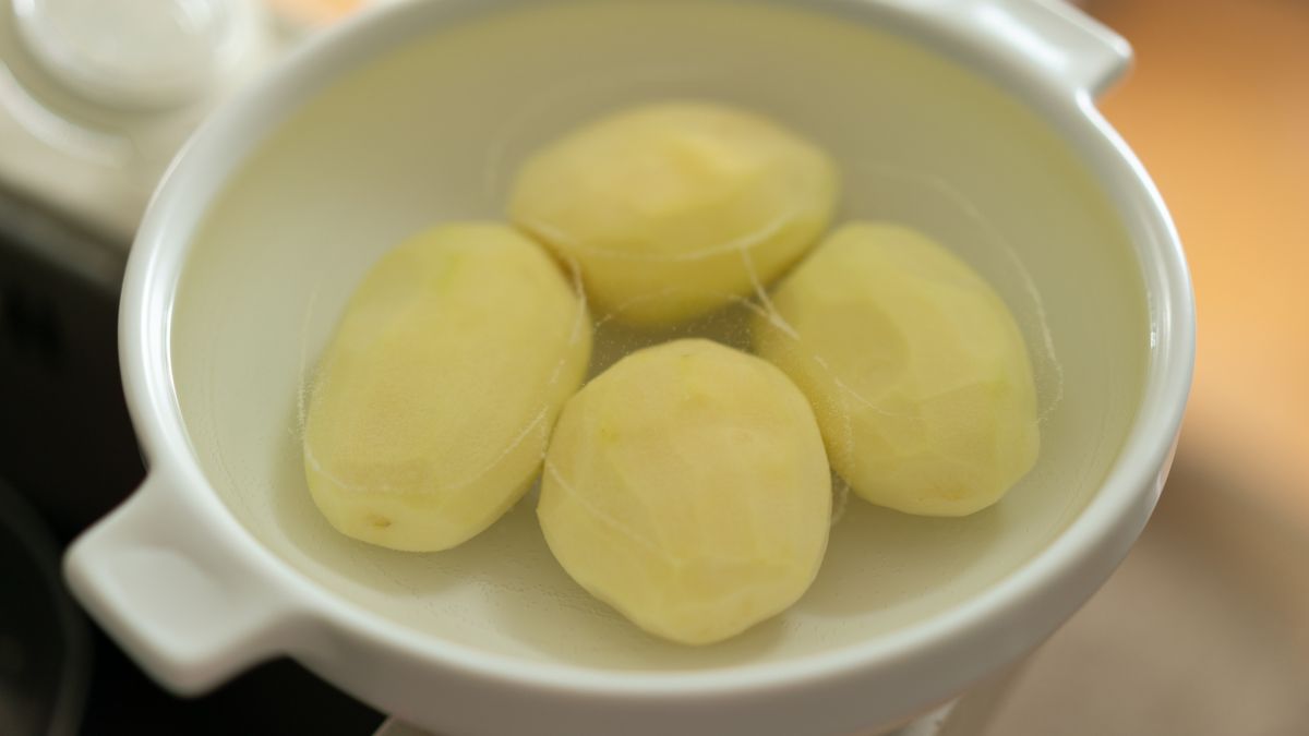 Potatoes soaking in water
Xiuxia Huang