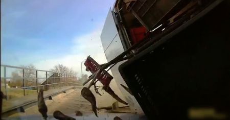 Groźny wypadek pod Elblągiem na moście. Kamery zarejestrowały niezwykły moment
