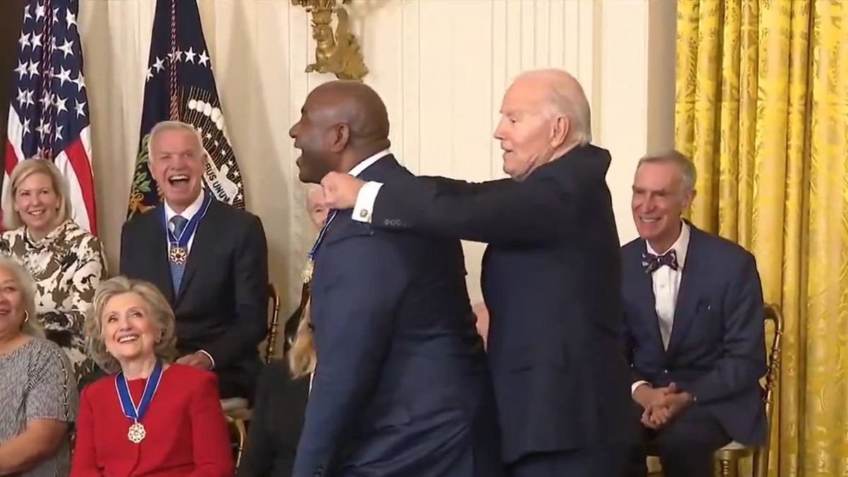 Twitter / SC_ESPN / Na zdjęciu: Magic Johnson i Joe Biden