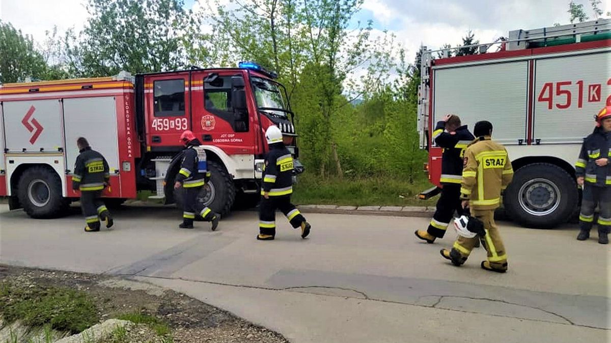 Strażacy gasili pożar. Zostali obrzuceni kamieniami. 