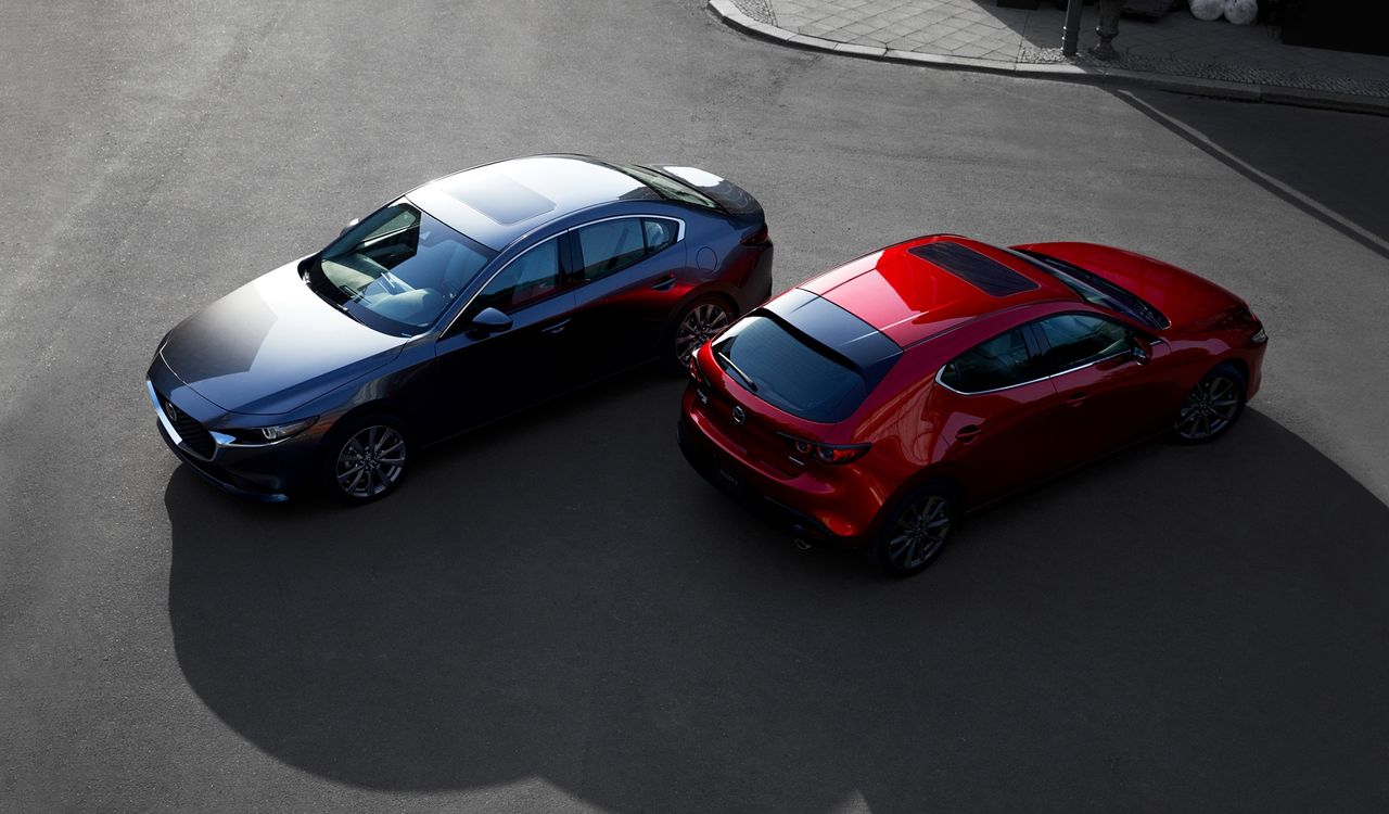 Nowa Mazda 3: obserwuje kierowcę, napędza ją "benzynowy diesel", a prowadzi belka skrętna