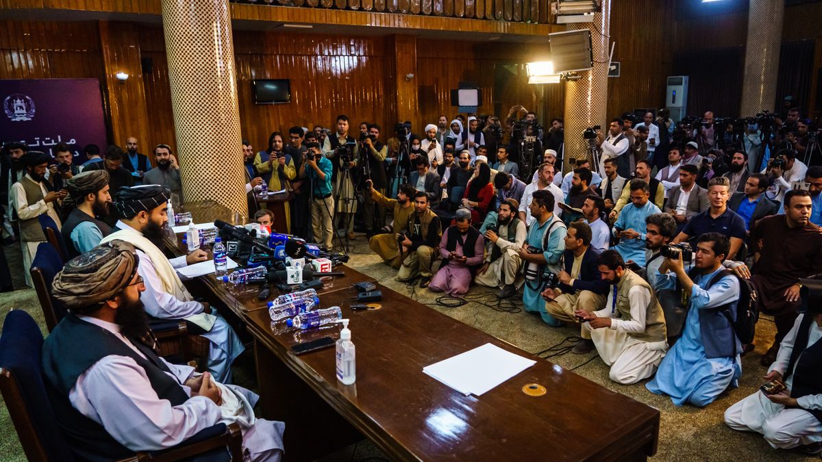 KABUL, AFGHANISTAN -- AUGUST 17, 2021: Zabihullah Mujahid, the Taliban spokesman for nearly 2 decades who worked in the shadows, makes his first-ever public appearance to address concerns about the Taliban' reputation with women's education, appearance and rights, television music and executions, during a press conference in Kabul, Afghanistan, Tuesday, Aug. 17, 2021. (MARCUS YAM / LOS ANGELES TIMES)
