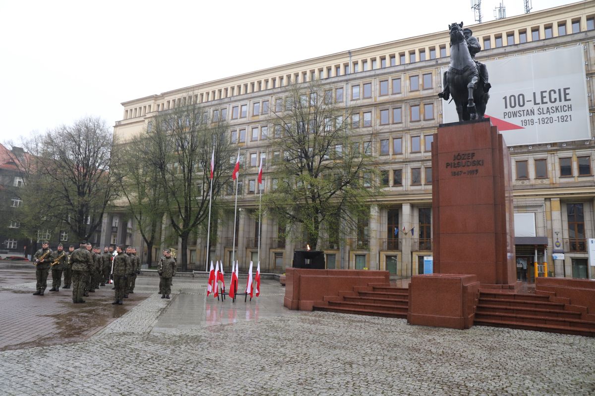 Śląski. W niedzielę 2 maja w Katowicach odbyło się uroczyste wciągnięcie na maszt flagi państwowej.