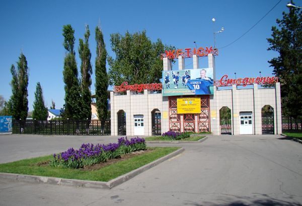 Stadion Żetysu od zewnątrz (fot. fc-zhetisu.kz)