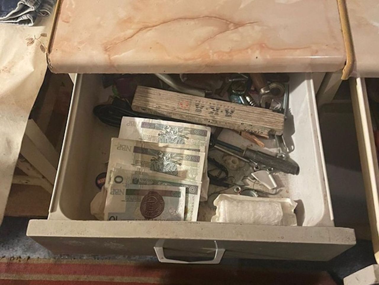 Laski: 32-latek okradł śpiącą dziewczynę i poszedł pić na miasto