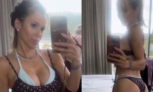 Odziana w bikini Doda udowadnia, że ma umięśnione pośladki. Przekonała was? (FOTO)