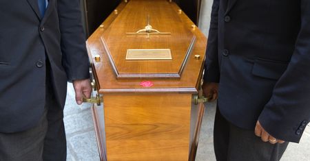 Historyk zaczął chować zmarłych. Opowiedział, co go do tego zmusiło