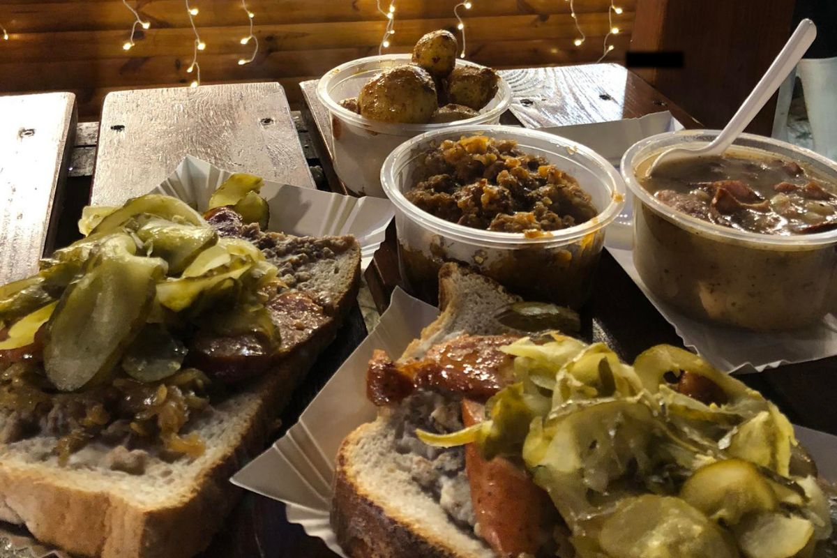 Pajda ze smalcem i dodatkami, żurek, bigos i ziemniaki. Tak wygląda 87 złotych na jarmarku we Wrocławiu