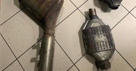 130 katalizatorów w jednym miejscu. Policjanci z Krakowa rozbili szajkę złodziei