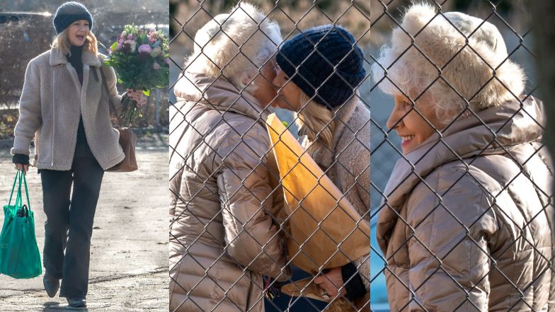 Grażyna Torbicka wręcza mamie kwiaty