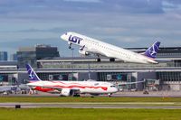LOT zatrudnia pilotów, stewardessy i nie tylko na kontraktach B2