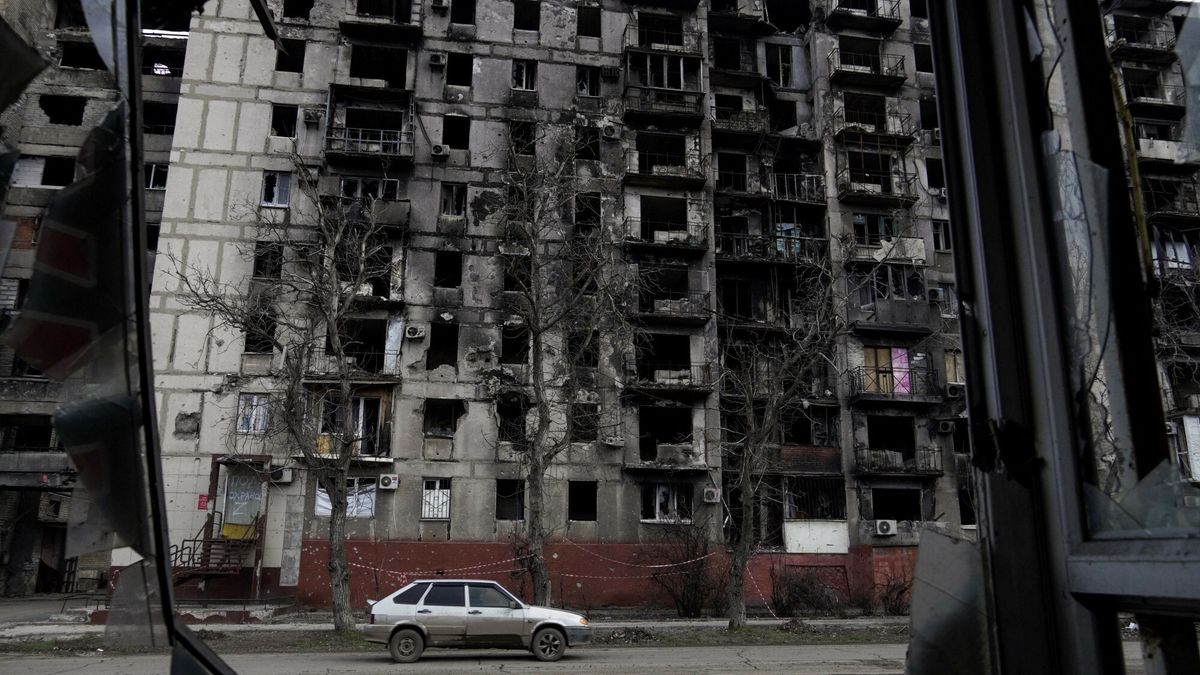 Po rozpoczęciu inwazji na Ukrainę na pełną skalę armia rosyjska skutecznie zrównała z ziemią miasto Mariupol, zanim je zdobyła i przystąpiła do odbudowy zniszczonych budynków