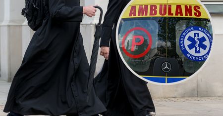 Ksiądz pomodli się nad ofiarą wypadku? Ateiści reagują