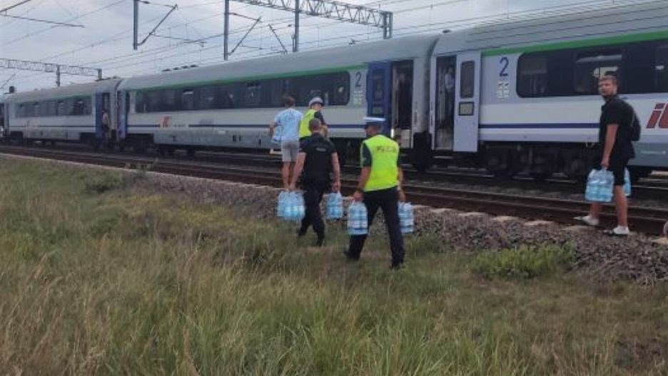 Policjanci pomogli pasażerom PKP, którzy utknęli w polu