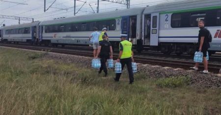 Tysiąc pasażerów w pociągu bez klimatyzacji. Skład utknął w polu