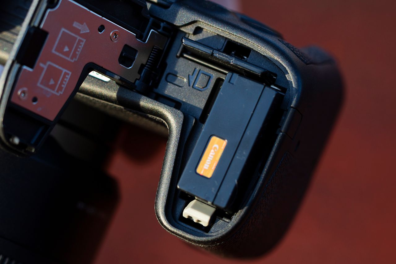 Canon EOS RP - slot SD znajdziecie pod klapką baterii