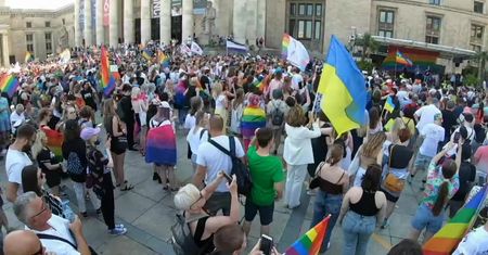 Ulicami Warszawy przeszła polsko-ukraińska parada równości środowisk LGBTQ+.