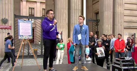 Protest przed resortem edukacji. “Nie pozwolimy na takie hity w polskiej oświacie”