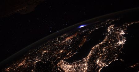 Dziwne błyskawice nad Ziemią. Astronauta ujął je z ISS