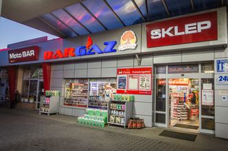 Polska sieć sklepów bierze się za stacje benzynowe. Dzięki temu handel w niedzielę kwitnie