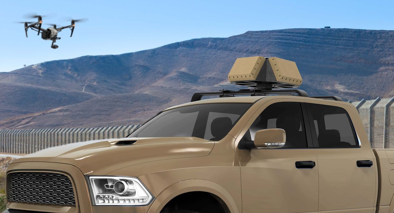 DroneSentry-X z dachu samochodu rozwiąże problem podejrzanych dronów