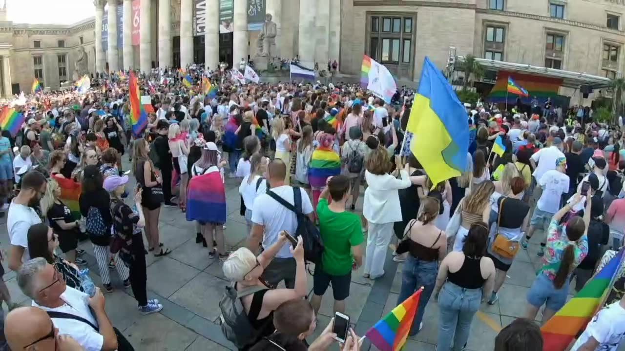 Ulicami Warszawy przeszła polsko-ukraińska parada równości środowisk LGBTQ+.