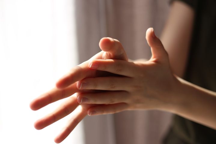 Pękające opuszki palców to uciążliwy problem, który utrudnia wykonywanie codziennych czynności.