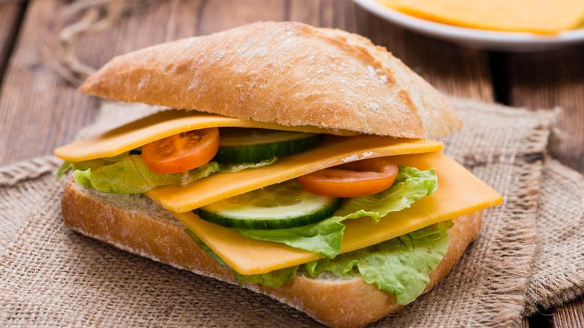 Kanapka na białym pieczywie z serem, sałatą i pomidorem