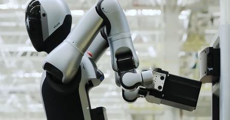 Chiński robot pracuje bez przerwy. Nawet samodzielnie wymienia baterię