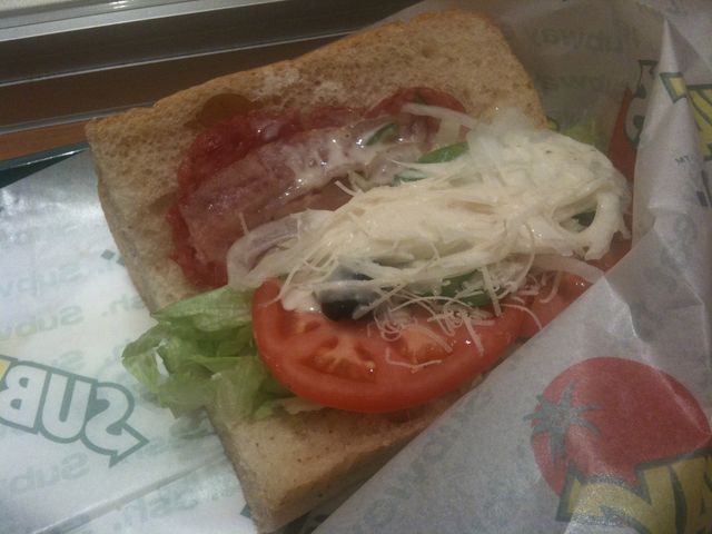Kanapka BLT na białym pieczywie z bekonem, sałatą i pomidorem (Subway)