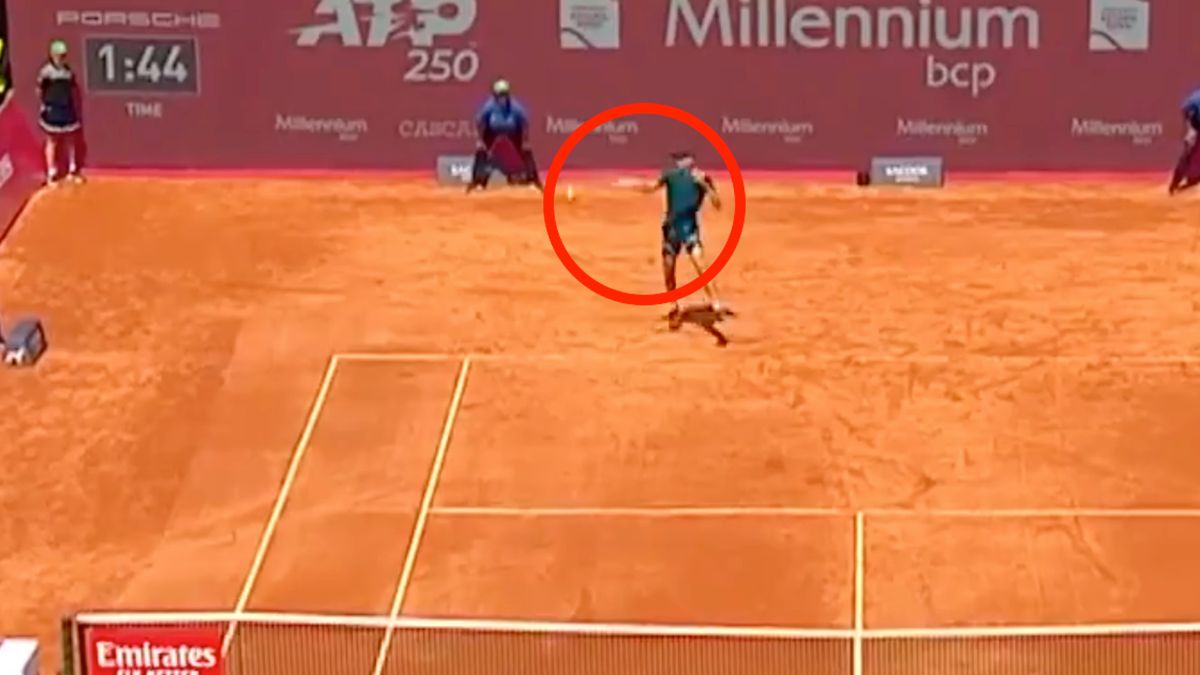 Twitter / Tennis TV / Na zdjęciu: piłka meczowa Huberta Hurkacza