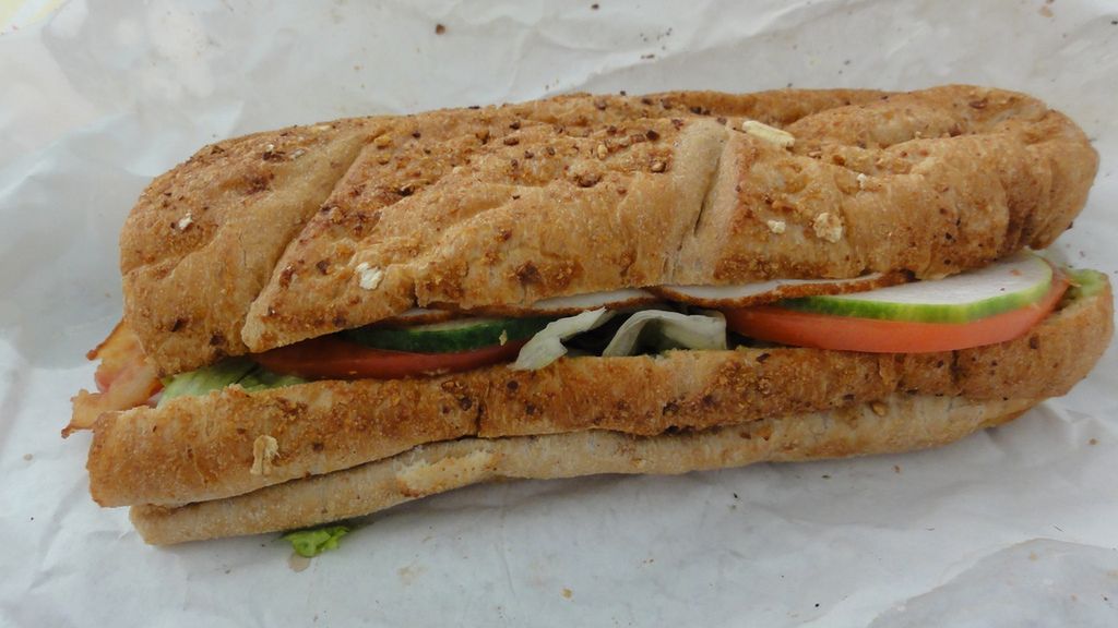 Kanapka na białym pieczywie z bekonem, sałatą i pomidorem