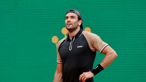 Gwiazdor przegrał w strugach deszczu. Argentyńczyk broni honoru rozstawionych