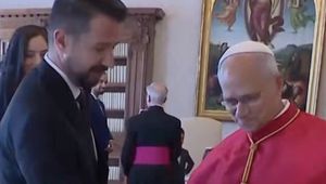 Wręczył papieżowi prezent. Nagle zrobiło się niezręcznie