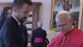 Wręczył papieżowi prezent. Nagle zrobiło się niezręcznie