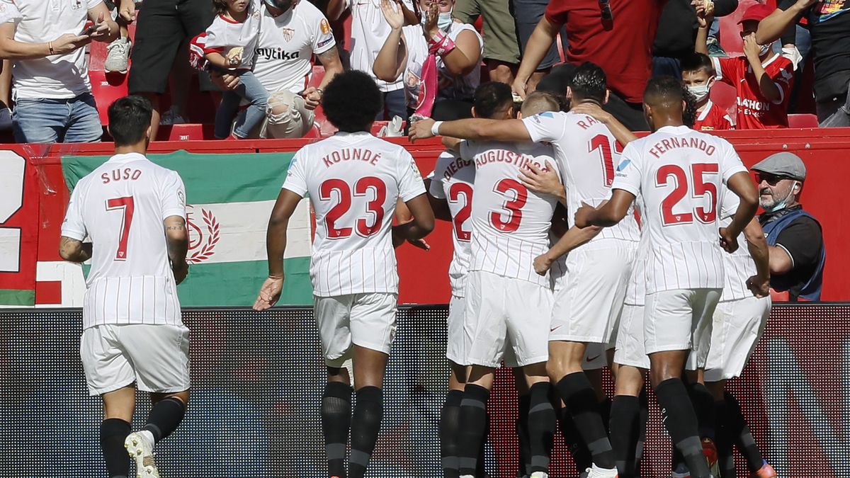 piłkarze Sevilla FC cieszą się z gola