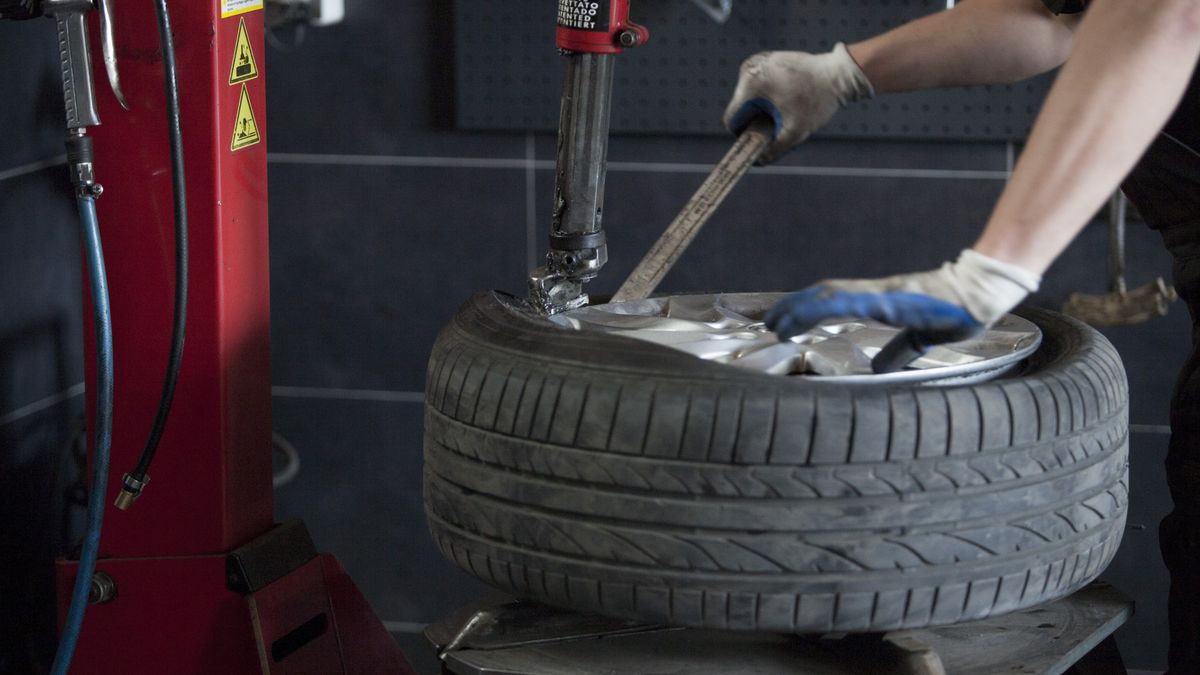 Podczas wymiany opon mechanicy używają narzędzi, którymi łatwo uszkodzić lakier obręczy. Pamiętajcie, że ponoszą za to odpowiedzialność.