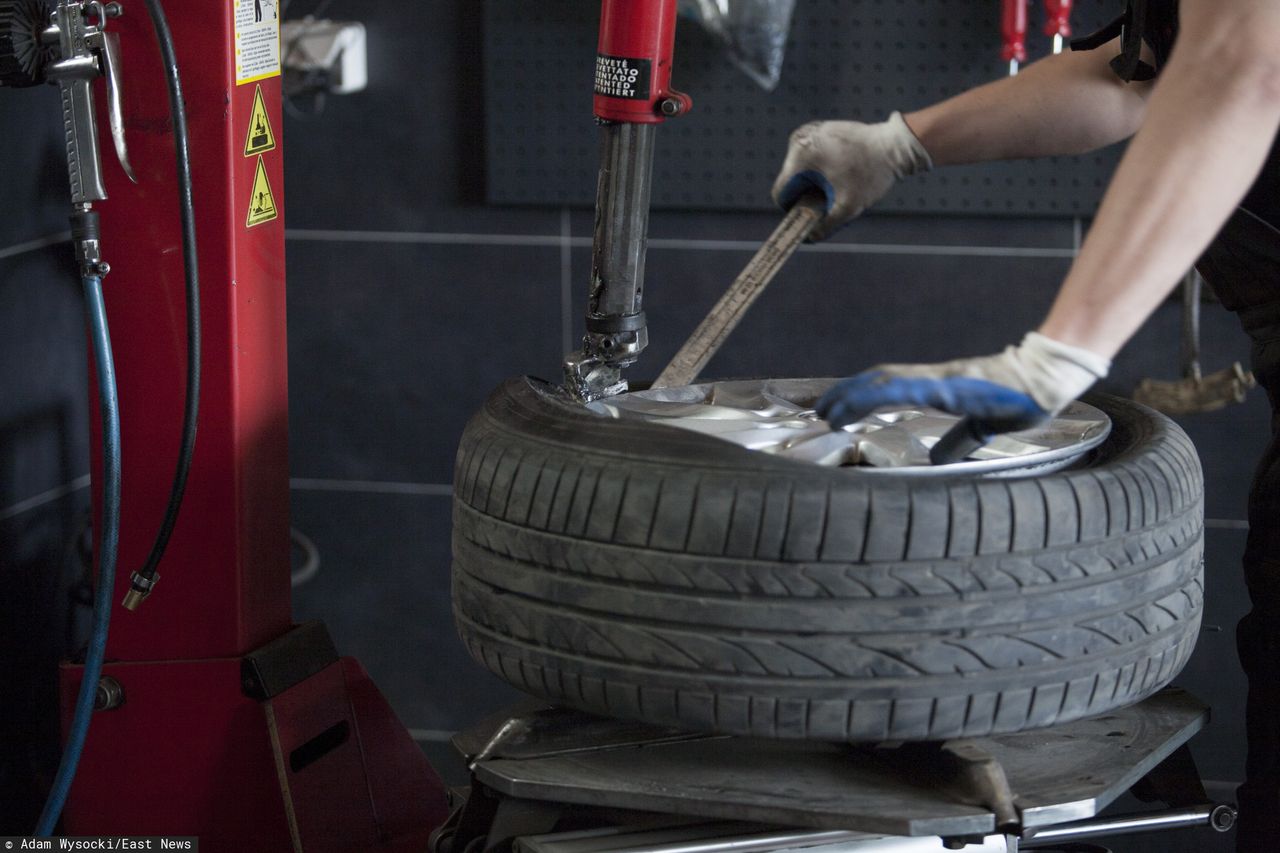 Podczas wymiany opon mechanicy używają narzędzi, którymi łatwo uszkodzić lakier obręczy. Pamiętajcie, że ponoszą za to odpowiedzialność.