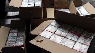Dzierżoniowo: Ponad dwa miliony nielegalnych papierosów w naczepie busa. Przemytnik wpadł na rutynowej kontroli