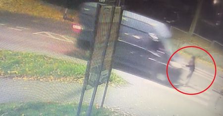 Nastolatka weszła na pasy. Wjechał w nią dostawczak. Policja pokazała nagranie
