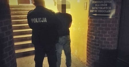 Wrocław. Agresywnym zachowaniem wobec dziadka ściągnął na siebie policję. W domu miał kilkaset porcji amfetaminy