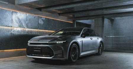 Nowa Toyota Crown Sedan wygląda zjawiskowo. To kolejny członek luksusowej rodziny